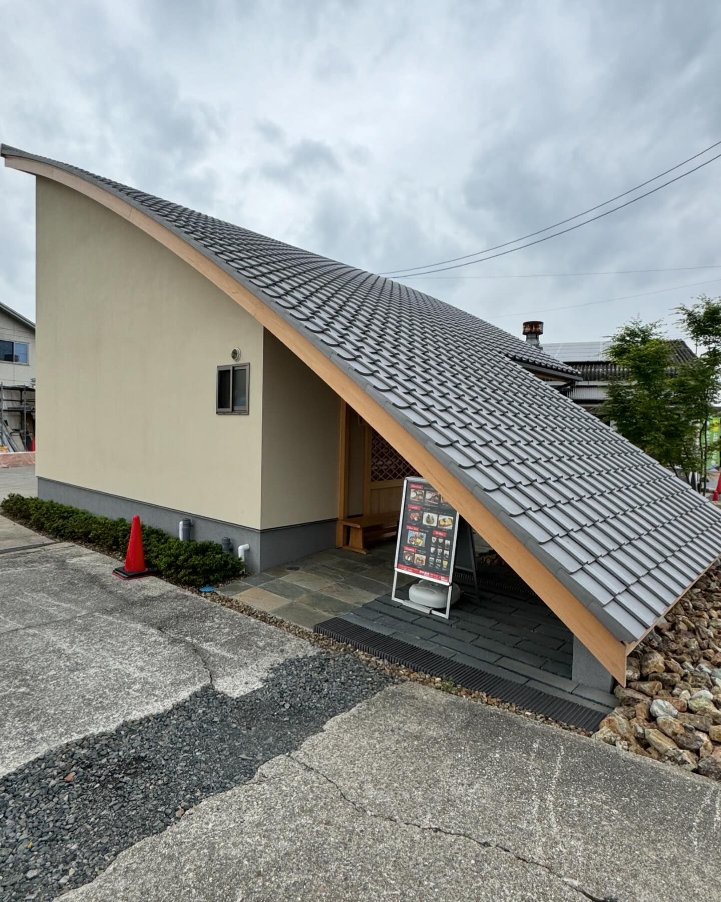 クラブの近くにある　坪井利三郎商店　瓦んと内　【いぶしカフェ